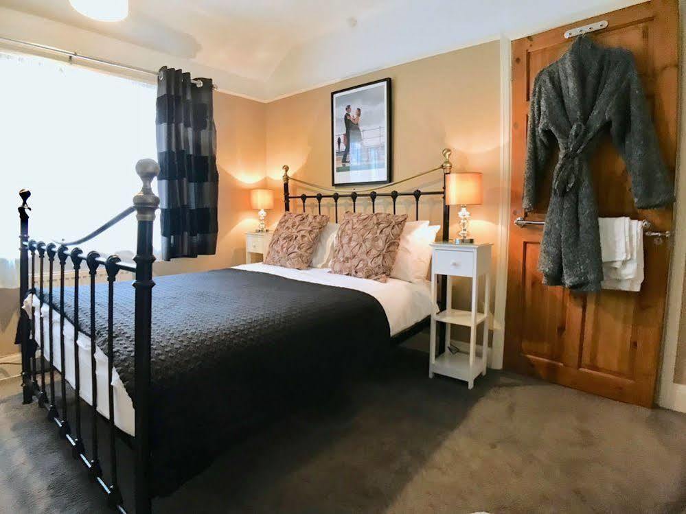 Sw Bed & Breakfast Swindon Esterno foto